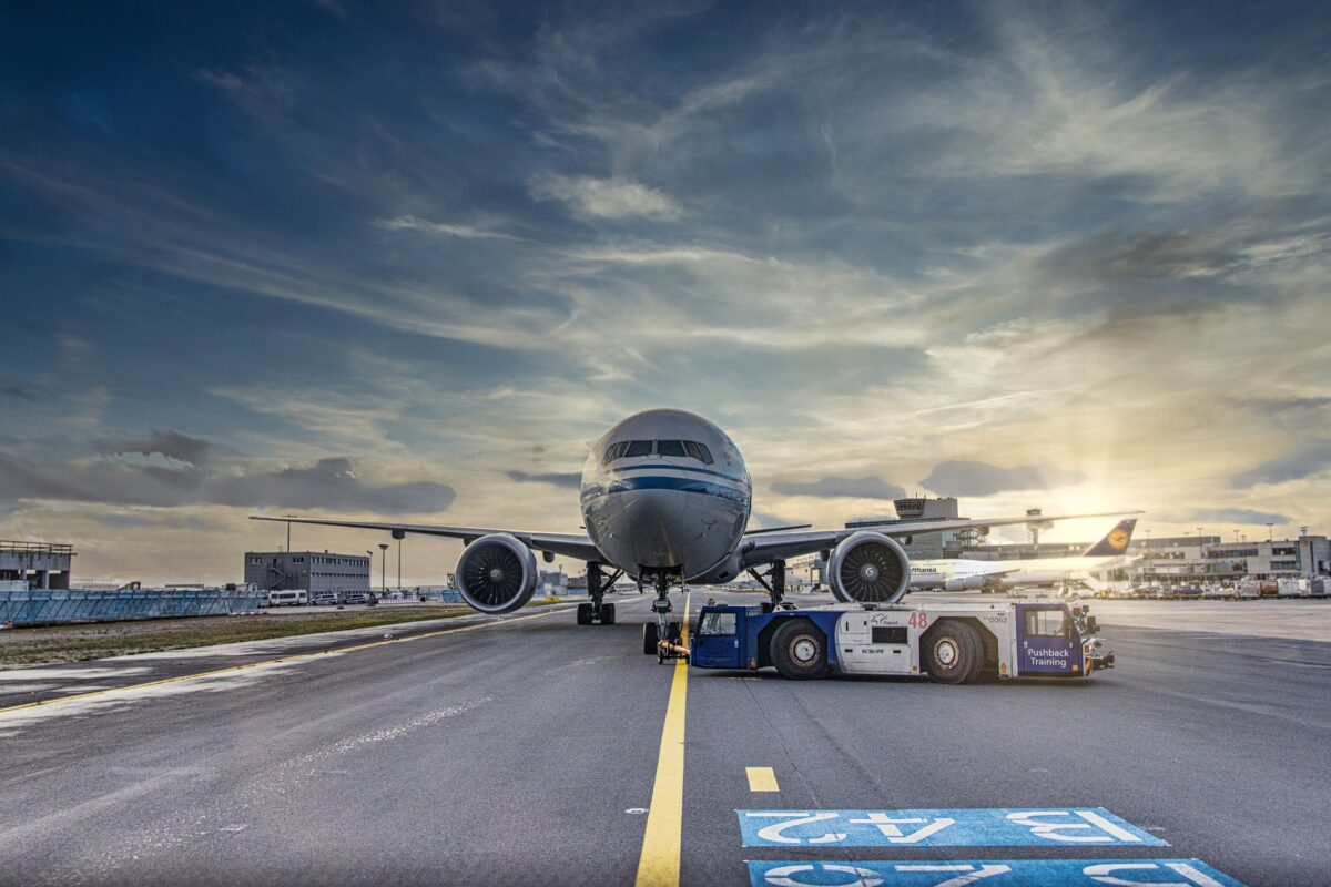 Enhancing Aviation Training with Immersive Hybrid Learning