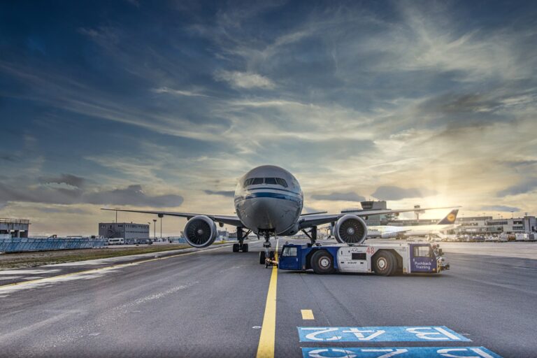 Enhancing Aviation Training with Immersive Hybrid Learning